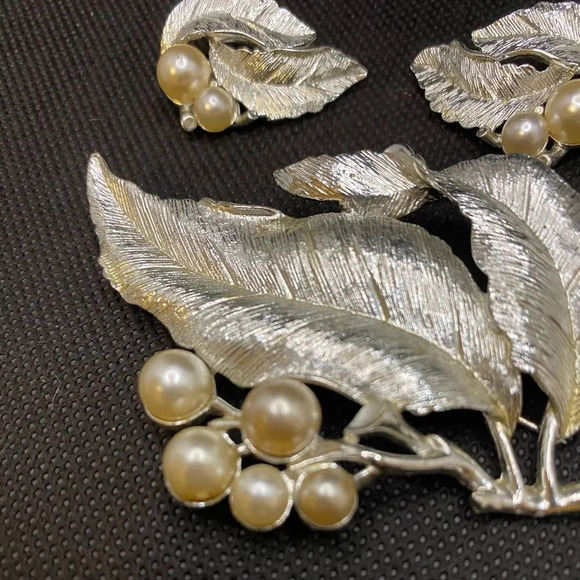 Sterling silver and faux pearl brooch and earring set - Picture 3 of 4